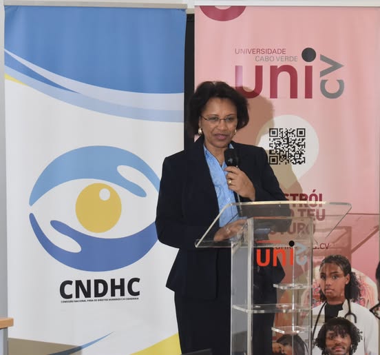 𝐌𝐢𝐧𝐢𝐬𝐭𝐫𝐚 𝐝𝐚 𝐉𝐮𝐬𝐭𝐢𝐜̧𝐚 𝐩𝐫𝐞𝐬𝐢𝐝𝐞 𝐂𝐞𝐫𝐢𝐦𝐨́𝐧𝐢𝐚 𝐬𝐨𝐛𝐫𝐞 𝐨 𝐃𝐢𝐚 𝐈𝐧𝐭𝐞𝐫𝐧𝐚𝐜𝐢𝐨𝐧𝐚𝐥 𝐝𝐨𝐬 𝐃𝐢𝐫𝐞𝐢𝐭𝐨𝐬 𝐇𝐮𝐦𝐚𝐧𝐨𝐬