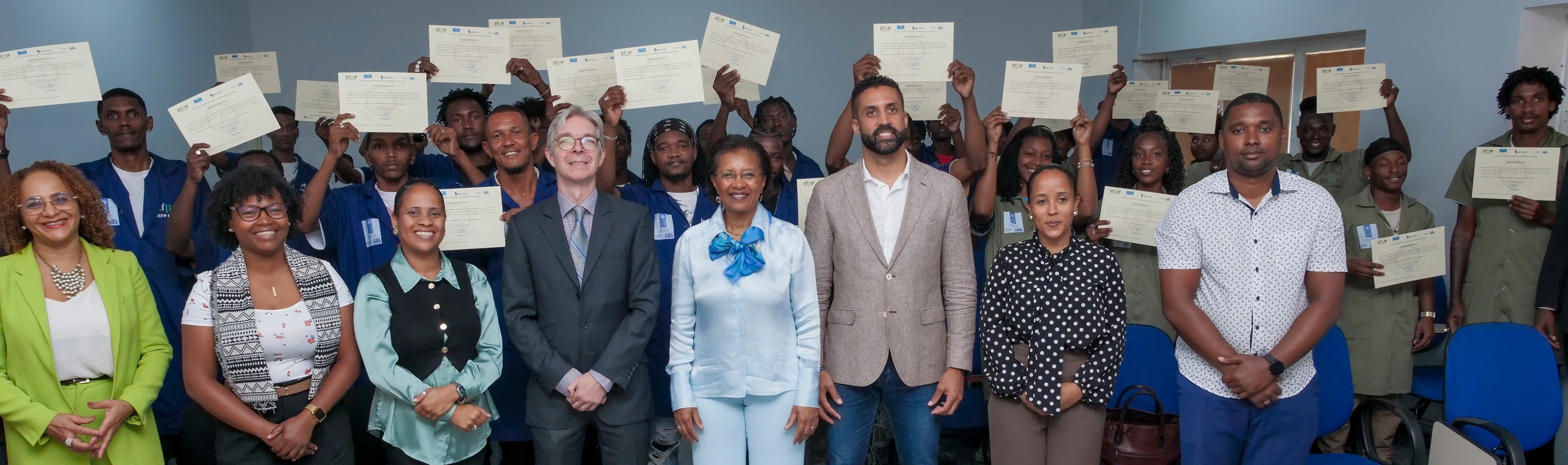 𝐌𝐢𝐧𝐢𝐬𝐭𝐫𝐚 𝐝𝐚 𝐉𝐮𝐬𝐭𝐢𝐜̧𝐚 𝐞𝐧𝐭𝐫𝐞𝐠𝐚 𝐜𝐞𝐫𝐭𝐢𝐟𝐢𝐜𝐚𝐝𝐨𝐬 𝐞 𝐤𝐢𝐭𝐬 𝐚 𝐣𝐨𝐯𝐞𝐧𝐬 𝐟𝐨𝐫𝐦𝐚𝐝𝐨𝐬, 𝐧𝐨 𝐚̂𝐦𝐛𝐢𝐭𝐨 𝐝𝐨 𝐏𝐫𝐨𝐣𝐞𝐭𝐨 𝐀𝐦𝐢 𝐞̂ 𝐝𝐢 𝐏𝐚𝐳 𝐲 𝐁𝐨̂