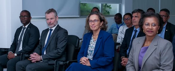 Na 𝐦𝐚𝐧𝐡ã 𝐝𝐞𝐬𝐭𝐚 𝐬𝐞𝐱𝐭𝐚-𝐟𝐞𝐢𝐫𝐚, 𝟐𝟕 𝐝𝐞 𝐟𝐞𝐯𝐞𝐫𝐞𝐢𝐫𝐨, foi rubricado, na cidade da Praia, no edifício do Ministério da Justiça, em Achada Santo António, um 𝐌𝐞𝐦𝐨𝐫𝐚𝐧𝐝𝐨 𝐝𝐞 𝐄𝐧𝐭𝐞𝐧𝐝𝐢𝐦𝐞𝐧𝐭𝐨 𝐞𝐧𝐭𝐫𝐞 𝐨 𝐆𝐨𝐯𝐞𝐫𝐧𝐨 𝐝𝐞 𝐂𝐚𝐛𝐨 𝐕𝐞𝐫𝐝𝐞, 𝐚𝐭𝐫𝐚𝐯é𝐬 𝐝𝐨 𝐌𝐢𝐧𝐢𝐬𝐭é𝐫𝐢𝐨 𝐝𝐚 𝐉𝐮𝐬𝐭𝐢ç𝐚, 𝐫𝐞𝐩𝐫𝐞𝐬𝐞𝐧𝐭𝐚𝐝𝐨 𝐩𝐞𝐥𝐨 𝐃𝐢𝐫𝐞𝐭𝐨𝐫 𝐍𝐚𝐜𝐢𝐨𝐧𝐚𝐥 𝐝𝐚 𝐏𝐨𝐥í𝐜𝐢𝐚 𝐉𝐮𝐝𝐢𝐜𝐢á𝐫𝐢𝐚, 𝐨 𝐏𝐫𝐨𝐣𝐞𝐭𝐨 𝐒𝐄𝐀𝐂𝐎𝐏, 𝐚 𝐔𝐧𝐢ã𝐨 𝐄𝐮𝐫𝐨𝐩𝐞𝐢𝐚 𝐞 𝐚 𝐄𝐱𝐩𝐞𝐫𝐭𝐢𝐬𝐞 𝐅𝐫𝐚𝐧𝐜𝐞.