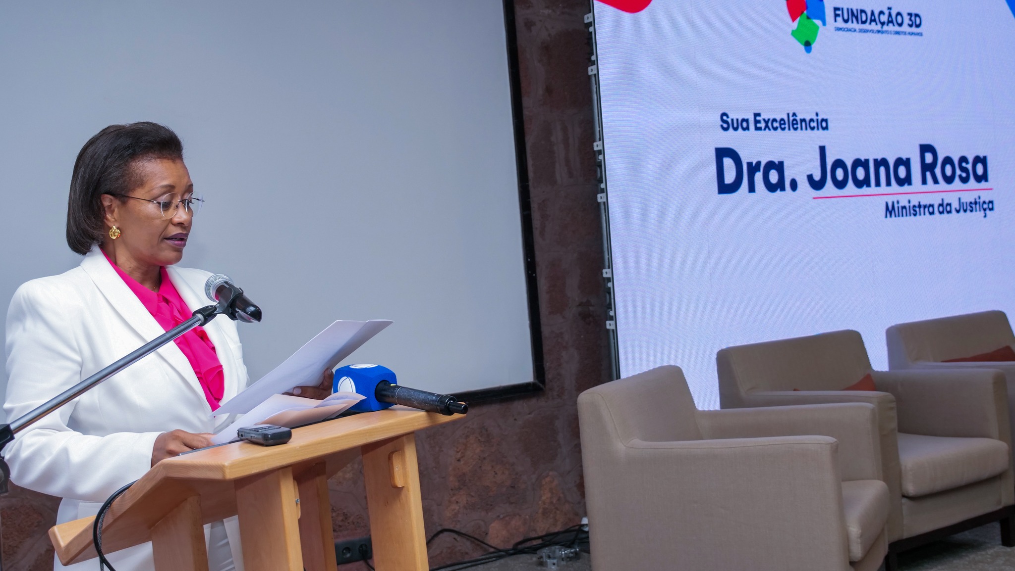 𝐌𝐢𝐧𝐢𝐬𝐭𝐫𝐚 𝐝𝐚 𝐉𝐮𝐬𝐭𝐢𝐜̧𝐚 𝐩𝐚𝐫𝐭𝐢𝐜𝐢𝐩𝐚 𝐧𝐚 𝐂𝐨𝐧𝐟𝐞𝐫𝐞̂𝐧𝐜𝐢𝐚 𝐈𝐧𝐭𝐞𝐫𝐧𝐚𝐜𝐢𝐨𝐧𝐚𝐥 𝐬𝐨𝐛𝐫𝐞 𝐃𝐞𝐦𝐨𝐜𝐫𝐚𝐜𝐢𝐚, 𝐝𝐨 𝐃𝐞𝐬𝐞𝐧𝐯𝐨𝐥𝐯𝐢𝐦𝐞𝐧𝐭𝐨 𝐞 𝐝𝐨𝐬 𝐃𝐢𝐫𝐞𝐢𝐭𝐨𝐬 𝐇𝐮𝐦𝐚𝐧𝐨𝐬