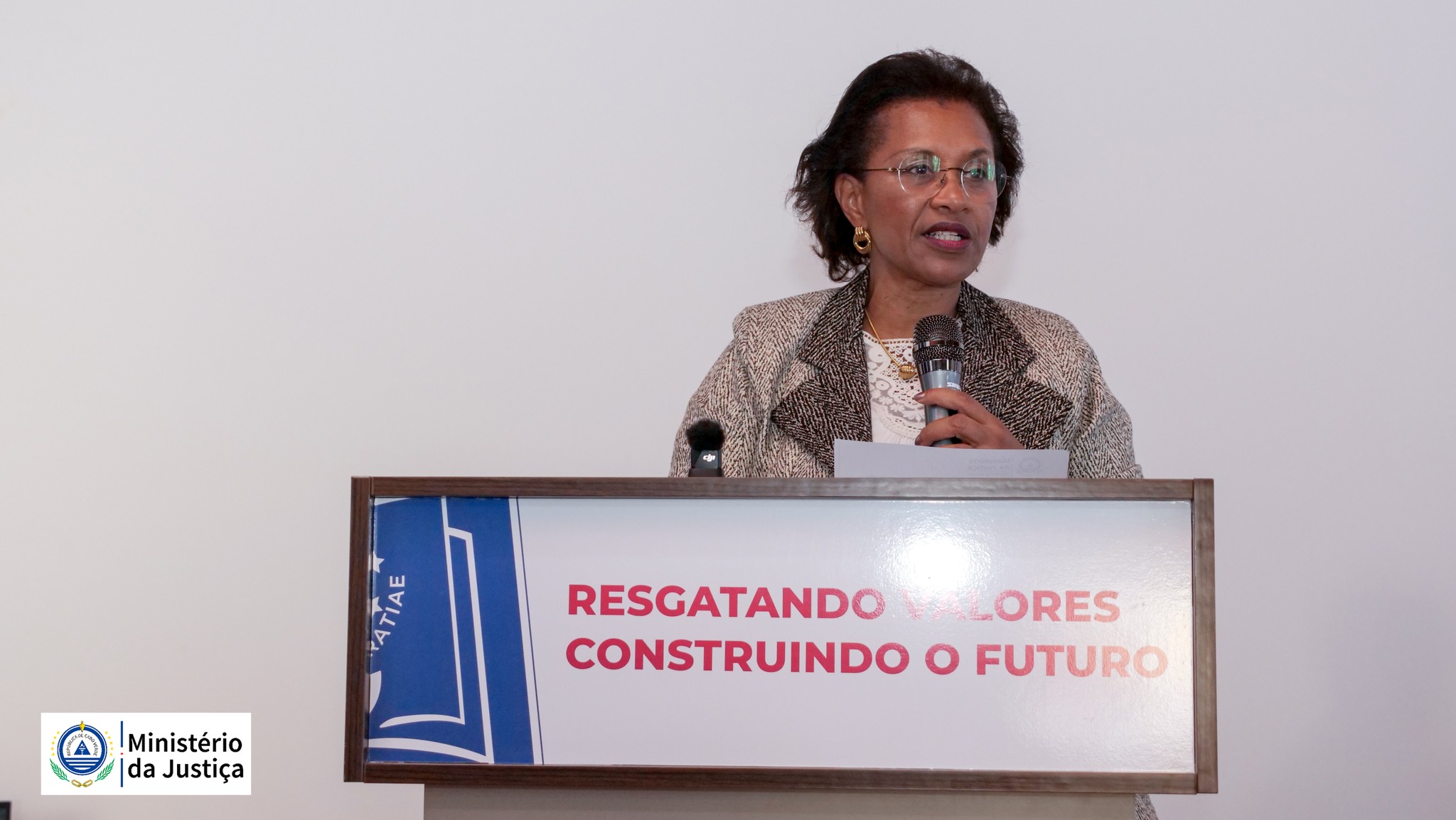 𝐌𝐢𝐧𝐢𝐬𝐭𝐫𝐚 𝐝𝐚 𝐉𝐮𝐬𝐭𝐢𝐜̧𝐚 𝐩𝐚𝐫𝐭𝐢𝐜𝐢𝐩𝐚 𝐧𝐚 𝐀𝐛𝐞𝐫𝐭𝐮𝐫𝐚 𝐝𝐨 𝐂𝐨𝐧𝐠𝐫𝐞𝐬𝐬𝐨 𝐈𝐧𝐭𝐞𝐫𝐧𝐚𝐜𝐢𝐨𝐧𝐚𝐥 𝐜𝐨𝐧𝐭𝐫𝐚 𝐨 𝐓𝐫𝐚́𝐟𝐢𝐜𝐨 𝐝𝐞 𝐒𝐞𝐫𝐞𝐬 𝐇𝐮𝐦𝐚𝐧𝐨𝐬