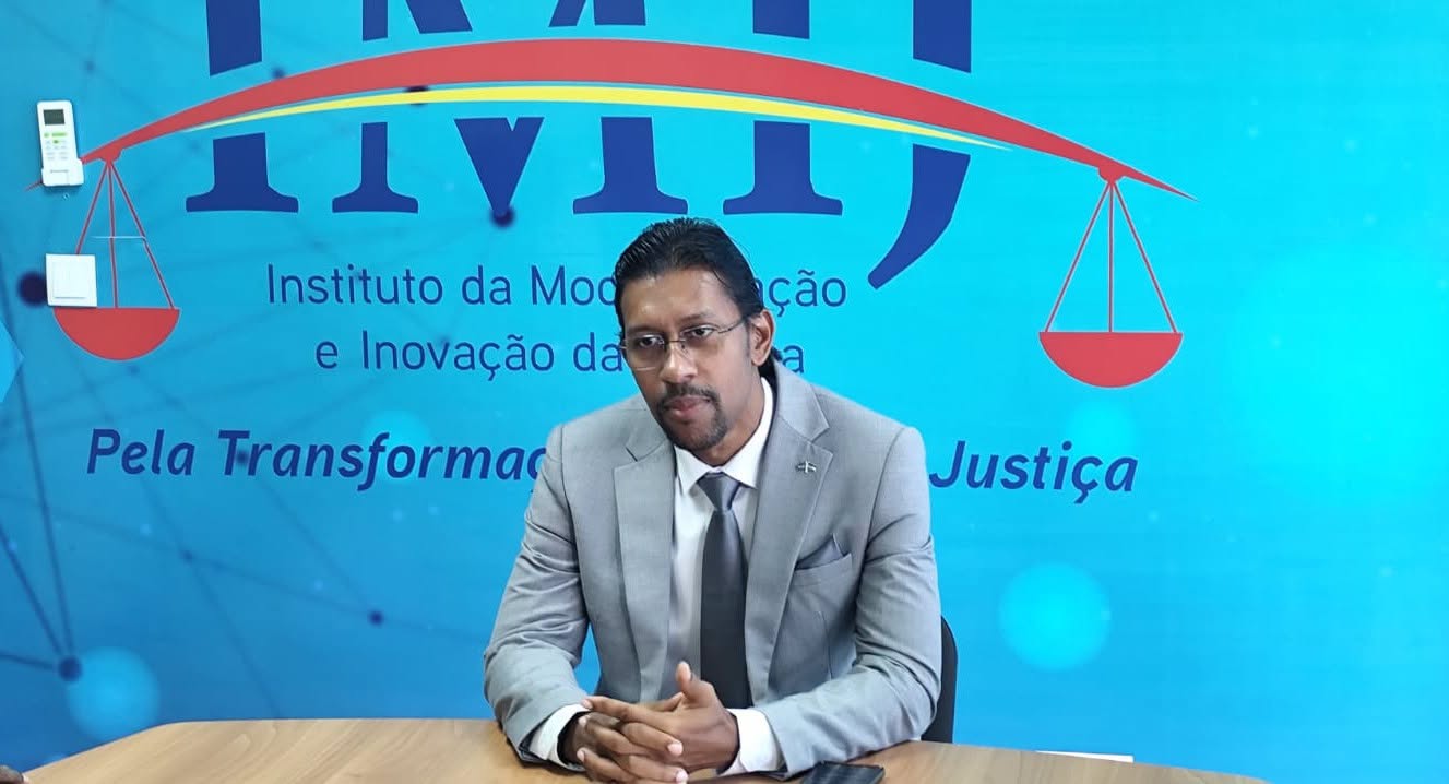 𝐌𝐢𝐧𝐢𝐬𝐭𝐫𝐨 𝐂𝐥𝐨́𝐯𝐢𝐬 𝐒𝐢𝐥𝐯𝐚 𝐯𝐢𝐬𝐢𝐭𝐚 𝐃𝐢𝐫𝐢𝐠𝐞𝐧𝐭𝐞𝐬 𝐞 𝐂𝐨𝐥𝐚𝐛𝐨𝐫𝐚𝐝𝐨𝐫𝐞𝐬 𝐝𝐨 𝐌𝐢𝐧𝐢𝐬𝐭𝐞́𝐫𝐢𝐨 𝐝𝐚 𝐉𝐮𝐬𝐭𝐢𝐜̧𝐚