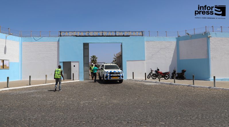Capturados reclusos que fugiram da Cadeia Central da Praia